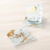 白モダン金ゴールド大理石モノグラムの名スクリプト ガラスコースター (アングル)