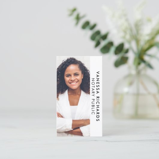 白モダン黒の公証人縦写真QRコード 名刺 (スタンド正面)