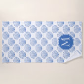 白モノグラムの沿岸の青いホタテ貝 ビーチタオル (正面)