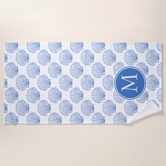 白モノグラムの沿岸の青いホタテ貝 ビーチタオル (正面)