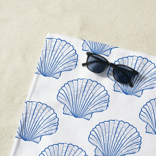 白モノグラムの沿岸の青いホタテ貝 ビーチタオル (インサイチュ)