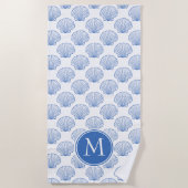 白モノグラムの沿岸の青いホタテ貝 ビーチタオル (正面)