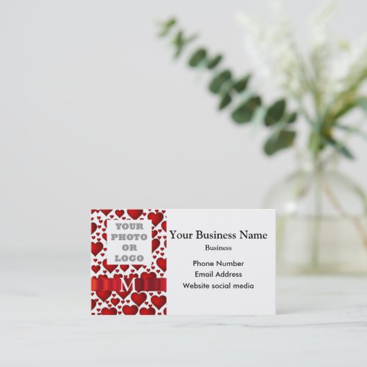 白モノグラムの色、赤いハートパターン会社ロゴ 名刺 (スタンド正面)