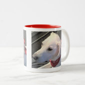 白ラブラドールレトリエバーミックスドッグ赤いスカーフ ツートーンマグカップ (正面右)
