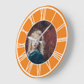 白ローマ数字オ縁どレンジ追加フォトラウンド ラージ壁時計 (傾斜)