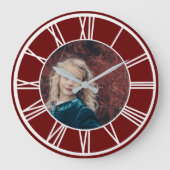 白ローマ数字縁ど濃赤フォトラウンド ラージ壁時計 (正面)