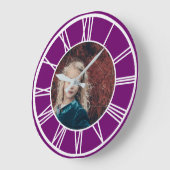 白ローマ数字縁ど紫追加フォトラウンド ラージ壁時計 (傾斜)