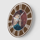 白ローマ数字縁ど茶色追加フォトラウンド ラージ壁時計 (傾斜)