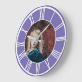 白ローマ数字Lt縁ど紫フォトラウンド ラージ壁時計 (傾斜)