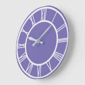白ローマ数縁ど字パターン – 紫丸 ラージ壁時計 (傾斜)
