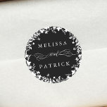 白ワイルドフラワーリースシルエット結婚ズブラック ラウンドシール<br><div class="desc">このエレガントなウェディングステッカーは、あなたの名前とリースとしてワイルドフラワーシルエットを特色にする。このデザインの高度なカスタマイズについてクリックは、上の青いデザインツールボタンをクリックして下さい。一致するアイテムも利用可能である。</div>