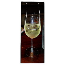 白ワインの冷やしたグラスをワインのトートバッグに入れる ワインギフトバッグ