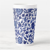 白中国のに濃いネイビーの青い花の模様 カフェラテマグ (正面)
