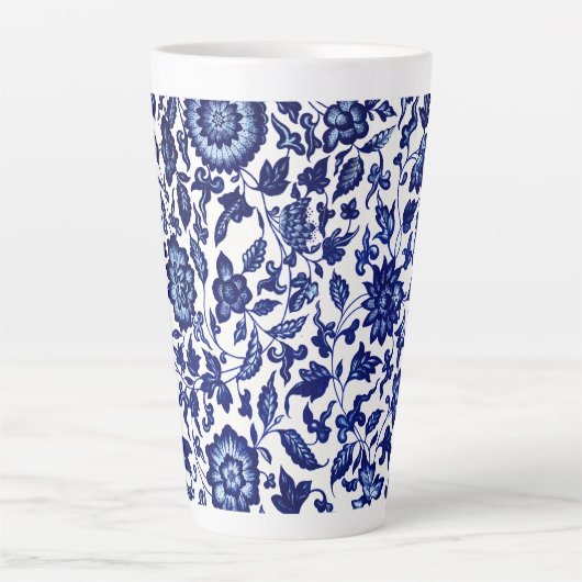 白中国のに濃いネイビーの青い花の模様 カフェラテマグ (正面)