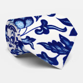 白中国のに濃いネイビーの青い花の模様 ネクタイ (ロール)