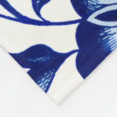 白中国のに濃いネイビーの青い花の模様 フリースブランケット (角)