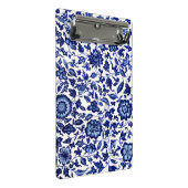 白中国のに濃いネイビーの青い花の模様 ミニクリップボード (アングル)
