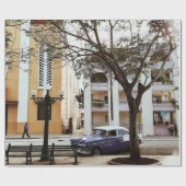 白人の近くに駐車するブルーセダン建物 ラッピングペーパー (フラット)
