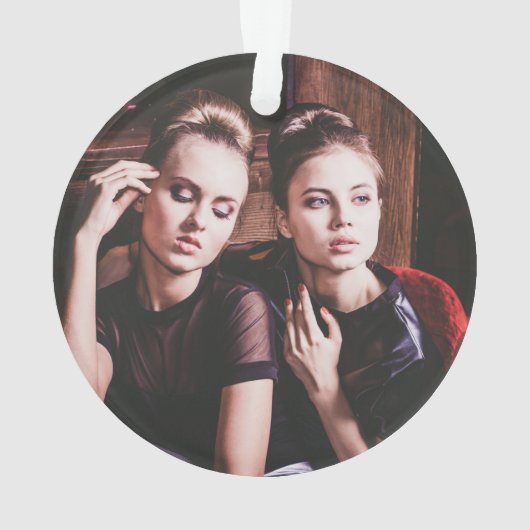 白人レズビアン夫婦の冬の雪だるま写真 オーナメント (裏面)