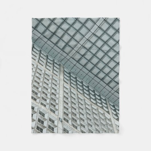 白人高層商業建物 フリースブランケット (正面)