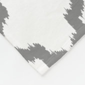 白及びグレーのイカットクローバー残響型 フリースブランケット (角)