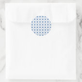 白地にブルーの花柄が繰り返される円形のステッカー ラウンドシール (バッグ)