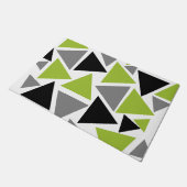 白地にランダムな三角 Lime Green Gray Black ドアマット (アングル)