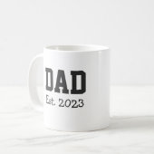 白地に太字のブラックテキストで「Dad Established」 コーヒーマグカップ (正面左)