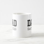 白地に太字のブラックテキストで「Dad Established」 コーヒーマグカップ (中央)