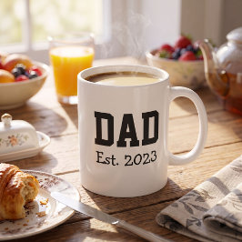 白地に太字のブラックテキストで「Dad Established」 コーヒーマグカップ