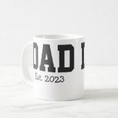 白地に太字のブラックテキストでDad Established コーヒーマグカップ (正面左)