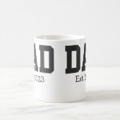 白地に太字のブラックテキストでDad Established コーヒーマグカップ (中央)