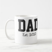 白地に太字のブラックテキストでDad Established コーヒーマグカップ (左)