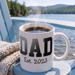 白地に太字のブラックテキストでDad Established コーヒーマグカップ