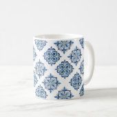 白地に青い刺繍のオーナメント コーヒーマグカップ (正面右)