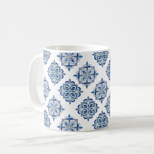 白地に青い刺繍のオーナメント コーヒーマグカップ (正面左)