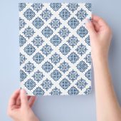 白地に青い刺繍のオーナメント チラシ (手)