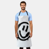白地に黒い落書きの笑顔顔の絵文字 エプロン (着用した状態)