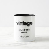 白地に黒のヴィンテージSO!Troubleロゴ マグカップ (中央)