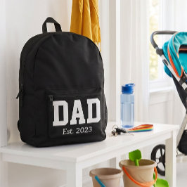 白地に黒の太字でDad Established プリントバックパック