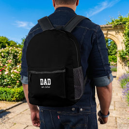 白地に黒の太字でDad Established プリントバックパック