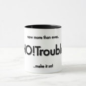 白地に黒のNO!Trouble. タイトルとタグライン マグカップ (中央)