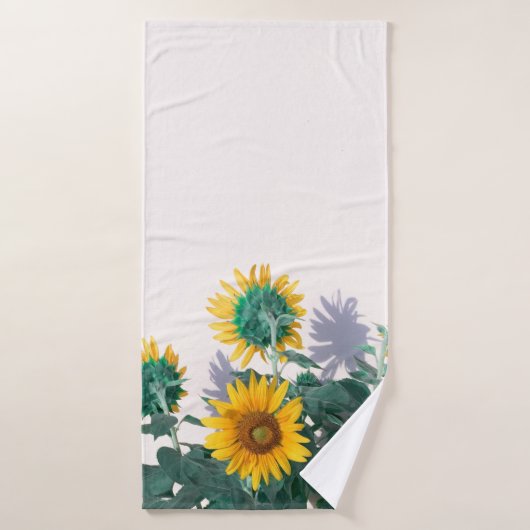 白壁に青と黄の花 バスタオル (バスタオル)