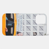 白壁前のイエローキャ絵を描ブ Case-Mate iPhoneケース (裏面 (横))