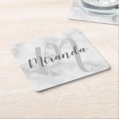 白大理石スクリプトモパーソナライズされたノグラムと名前 スクエアペーパーコースター (アングル)