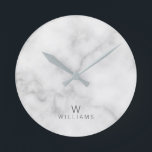 白大理石(モノグラパーソナライズされたムと名前付き) ラウンド壁時計<br><div class="desc">白大理石(モノグラパーソナライズされたム、名前Gift)は、白大理石の背景に灰色のsans serifフォントのスタイルでモノグラモダンムと名前を付けます。
引っ越し祝いパーティーの贈り物、贈結婚り物、祝日の贈り物、家族の懇親会の贈り物、特別な機会に対する贈り物に最適です。</div>