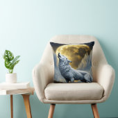 白威厳のある狼が満月の下で吠える クッション (椅子)