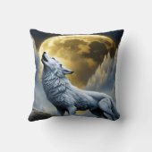 白威厳のある狼が満月の下で吠える クッション (裏面)