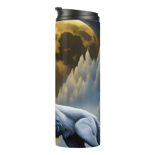 白威厳のある狼が満月の下で吠える タンブラー (回転右)