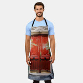 白建物の閉じた赤い木戸 エプロン (着用した状態)